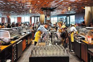 Starbucks може да търси местно партньорство на фона на съперничеството на твърди напитки