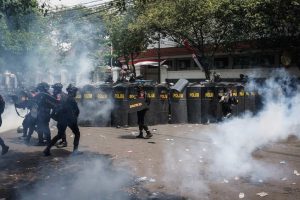 В Индонезия протестите срещу данъка върху недвижимите имоти тестват стремежа на Прабово към строги икономии