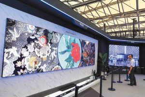 Производителите на дисплеи се разширяват с край в OLED
