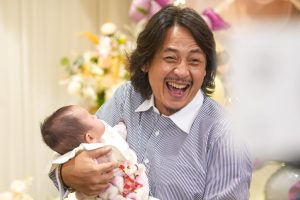 Майка от Хонконг, която роди на 58 години, отбелязва 100-дневен крайъгълен камък със щастливо семейство