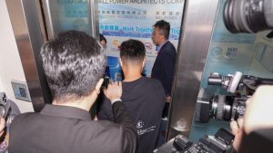 Собствениците на апартаменти предупреждават като консултант за сигналите за напускане на засегнатите от пожар имоти в Хонконг