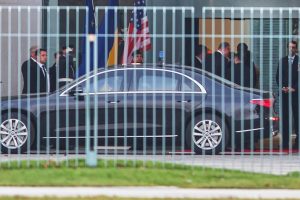 Украинският Зеленски гледа гаранции на САЩ и ЕС за предотвратяване на повече руска агресия