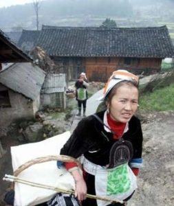 | Защо етническата група China Miao мести къщи през нощта, танцува със сажди по лицата след завършване