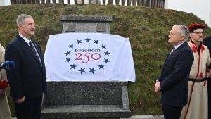 На 250 години САЩ трябва да насърчават своите ценности в Азия, а не спектакъл