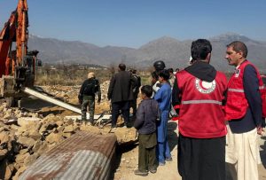 11 войници и 1 дете са убити в Пакистан, след като натоварено с експлозив превозно средство връхлетя охранителен пост