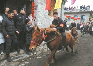 Зрелището на Paomapai поставя селцето в центъра на националното внимание