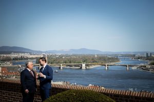 „Президентът ви обича“: Ванс от САЩ посещава Унгария, за да засили кандидатурата на Орбан за преизбиране